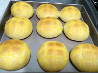 12、 红薯小面包,表面上色均匀后即可出炉冷却