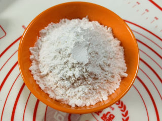 1、水果汤圆,准备糯米粉100克