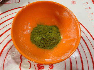 4、水果汤圆,取10克抹茶粉