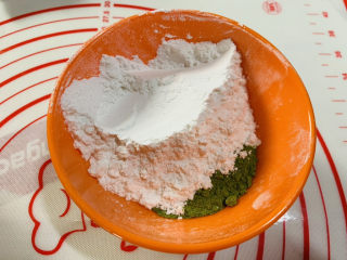 5、水果汤圆,抹茶粉和糯米粉混合