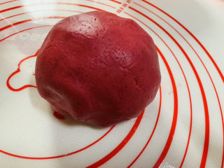 7、水果汤圆,加适量清水，把火龙果糯米粉揉成不粘手的团子，待用