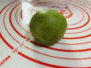 8、水果汤圆,加适量清水，把抹茶糯米粉揉成不粘手的团子