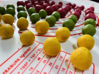 9、水果汤圆,再搓成各种颜色小团子