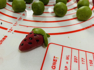 11、水果汤圆,再压上黑芝麻，草莓汤圆做好