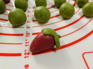 10、水果汤圆,取红色的火龙果糯米团子搓成草莓形状，再加上抹茶糯米团子做成的叶子，草莓形状的汤圆基本成型