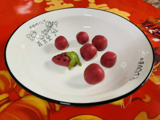 12、水果汤圆,做几个草莓汤圆，其他剩下的直接搓成小团子