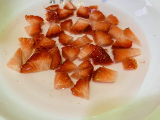 13、水果汤圆,准备草莓，将草莓切碎，锅里烧水加冰糖煮开，浇再草莓上面