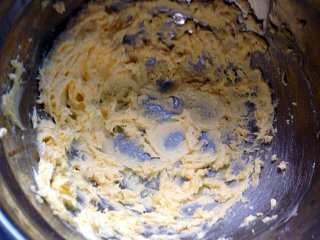 2、玛格丽特饼干,用电动打蛋器打发至蓬松，颜色发白