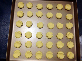 8、玛格丽特饼干,逐个用大拇指轻轻按压