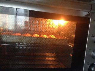 9、玛格丽特饼干,放入预热好的烤箱中层，上火170度，下火150度，烘烤18分钟