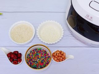 1、红枣花生五彩饭,首先备齐所有的食材。