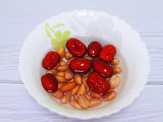 2、红枣花生五彩饭,把花生和红枣提前浸泡半个小时。