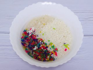 3、红枣花生五彩饭,把五彩米和大米，糯米用清水浸泡10分钟。