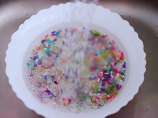 4、红枣花生五彩饭,先把浸泡好的五彩米和大米，糯米冲洗干净。
