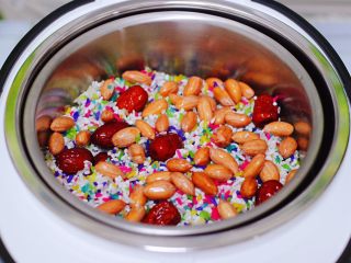 5、红枣花生五彩饭,上面再放入浸泡清洗干净的花生米和红枣。