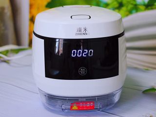 7、红枣花生五彩饭,这个时候接通电源，盖上锅盖，启动蒸饭模式开始蒸饭。