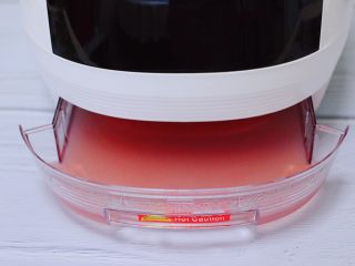 8、红枣花生五彩饭,蒸好后的米饭，把电饭煲的底下的接盘的汤汁取出倒掉不用。