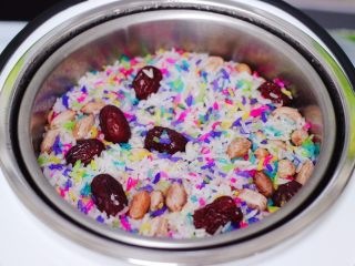 9、红枣花生五彩饭,红枣花生五彩米饭就做好了，颜值爆棚又清香可口，而且米粒晶莹剔透太诱人了，这种蒸米饭还原了古法，是真正的柴火饭，把以前复杂的做法，现在用智能程序简化了。