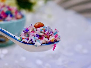 10、红枣花生五彩饭,挑食的宝贝一口气吃了一大碗，嘻嘻，说好要吃。