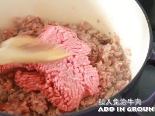 3、千层面,加入碎牛肉，拌匀