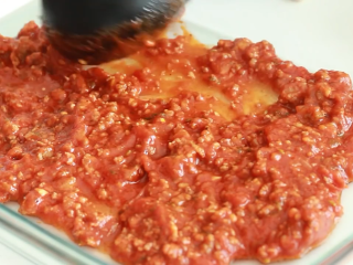 13、千层面,烤箱预热190度，烤盘铺上少许肉酱