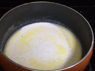 3、可露丽一一天使之铃,牛奶＋黄油＋香草荚＋盐小火烧开