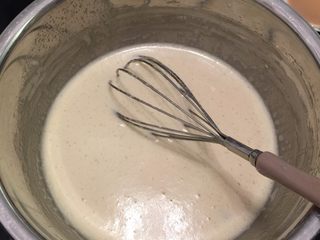 4、可露丽一一天使之铃,将香草荚取出，用小刀刮出香草荚籽，放入牛奶中。将牛奶混合物倒入打发好的蛋液，拌匀