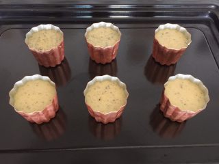 7、可露丽一一天使之铃,将冷藏好的可露丽面糊再次搅拌均匀，倒入抹好的模具内