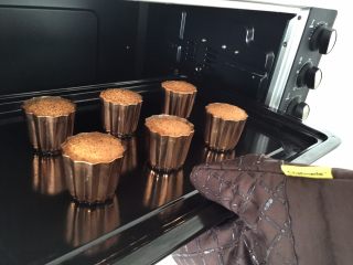 9、可露丽一一天使之铃,当烤至30分钟后，面糊高于模具时，将可露丽拿出来，逐个轻敲模具，让面糊重新回到模具内，全部过程最少敲3一5次