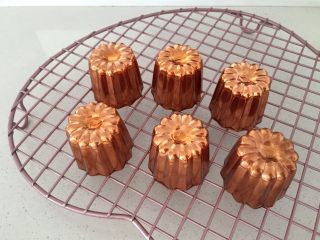 10、可露丽一一天使之铃,出炉的可露丽倒扣，直接脱模放凉