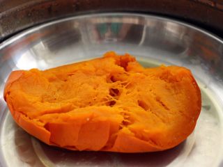 1、梦幻小苹果馒头,南瓜放到锅中大火烧开蒸15分钟关火