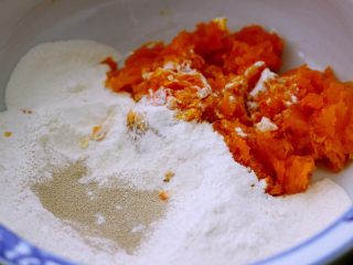 3、梦幻小苹果馒头,南瓜泥放凉到45度左右、不要太热了、否则会把酵母烫死的、加入麦芯面粉和酵母和白糖混合一起和面