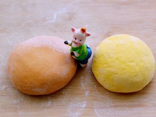 6、梦幻小苹果馒头,取一半面团加入红曲粉和成面团、把两个面团分别揉匀