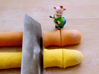 8、梦幻小苹果馒头,用刀切成大小一致的剂子