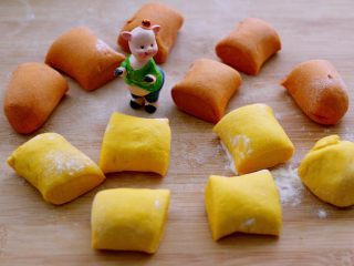 9、梦幻小苹果馒头,这是切好的剂子