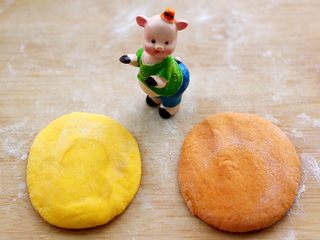 10、梦幻小苹果馒头,把剂子摁成椭圆形状