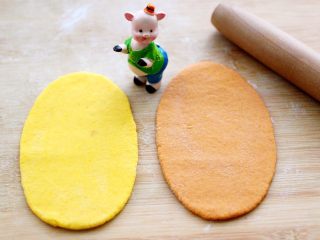 11、梦幻小苹果馒头,分别把面团擀成也椭圆形的面饼