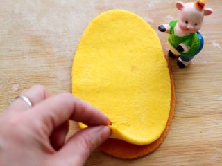 12、梦幻小苹果馒头,把两个面饼摞在一起、如图