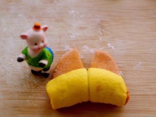 16、梦幻小苹果馒头,一直卷到底、稍微留出一点就可以了、如图