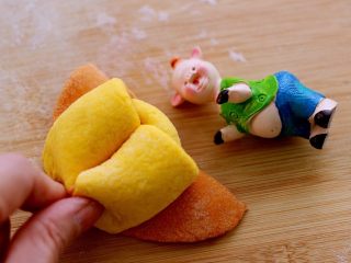 17、梦幻小苹果馒头,然后把两边轻轻捏在一起就可以了