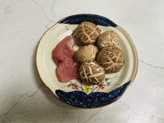 1、香菇肉片,准备好食材