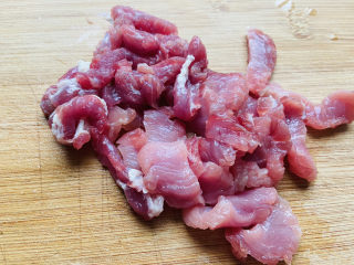 2、香菇肉片,瘦肉洗净切薄片
