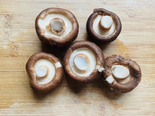 3、香菇肉片,香菇去蒂洗净