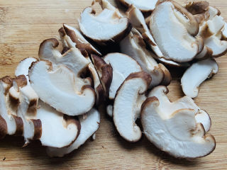 4、香菇肉片,切薄片