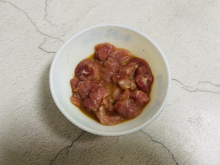 6、香菇肉片,瘦肉片放入碗中加入适量的生抽、料酒，生粉、胡椒粉拌匀腌制十分钟