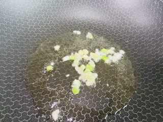 7、香菇肉片,起油锅放入葱白、蒜末爆香