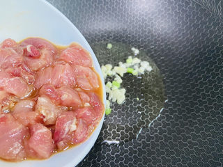 8、香菇肉片,放入腌制好的瘦肉片