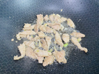 9、香菇肉片,大火翻炒至变色