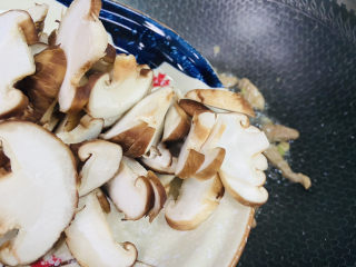 10、香菇肉片,放入香菇