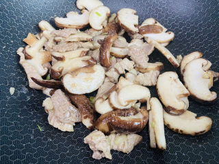 11、香菇肉片,翻炒片刻